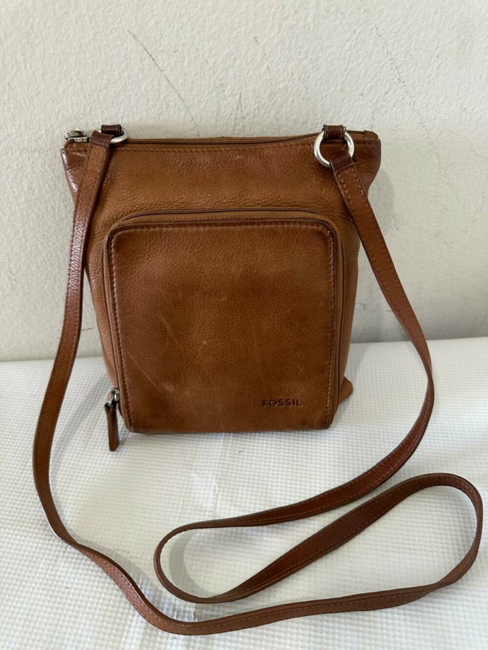 Fossil Whiskey Saddle Brown Leather Crossbody Shoulder Bag Zip Pockets Organizer
